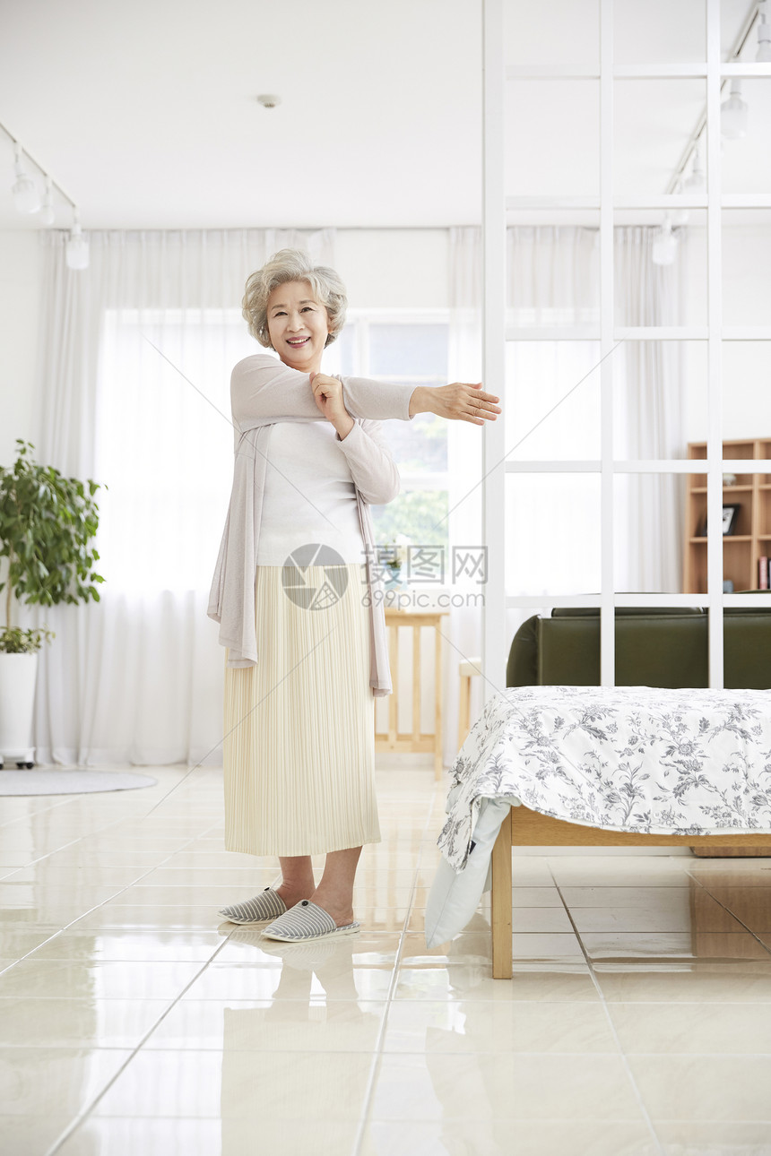 卧室微笑幸福生活女人老人韩国人图片