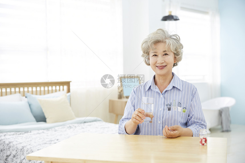 坐成年女子评价生活女人老人韩国人图片