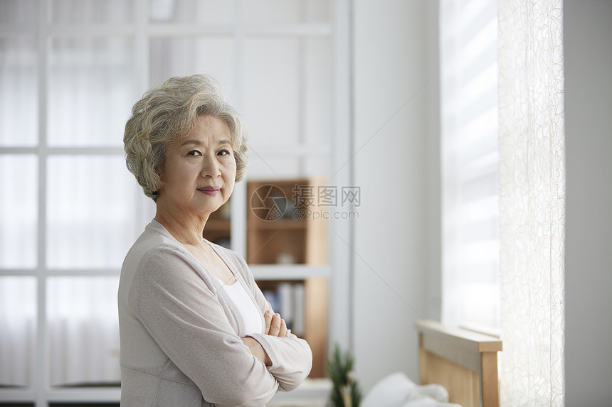 存储前视图住房生活女人老人韩国人图片