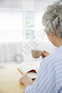 书选择聚焦近距离生活女人老人韩国人图片