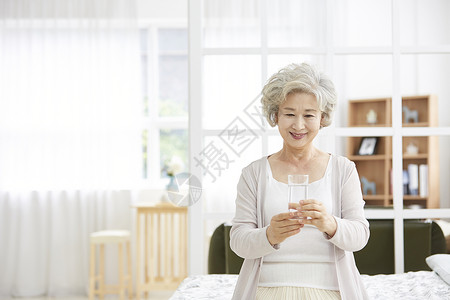 卧室房间桌子生活女人老人韩国人图片