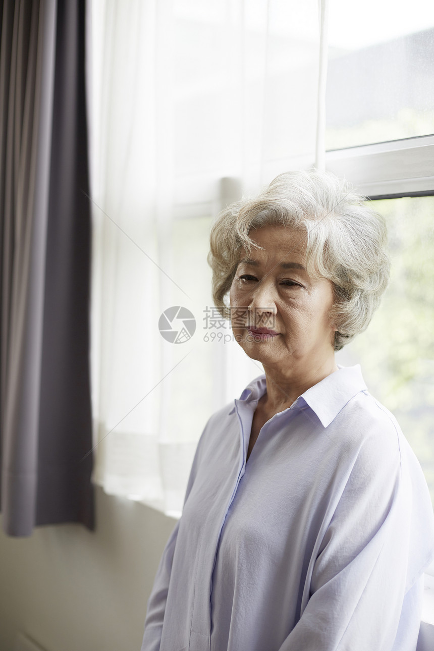 分庭律师店员强烈的感情生活女人老人韩国人图片