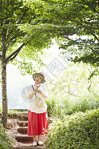 快乐全身前视图生活女人老人韩国人图片