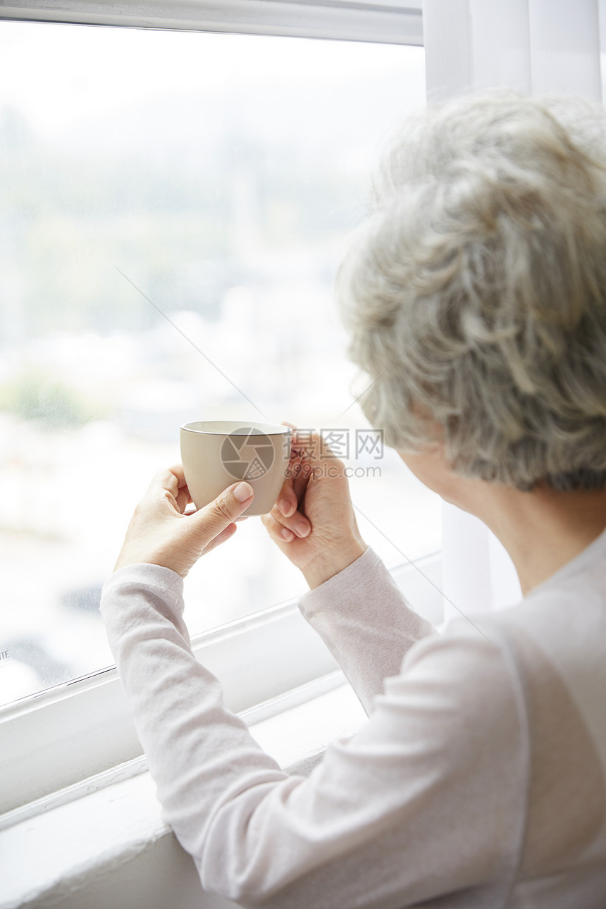 近距离幸福客厅生活女人老人韩国人图片
