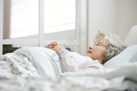 躺下微笑毯子生活女人老人韩国人图片