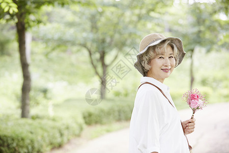 放松举起植物生活女人老人韩国人图片