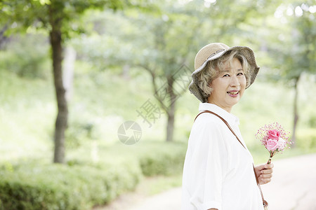 负责人放松树生活女人老人韩国人图片