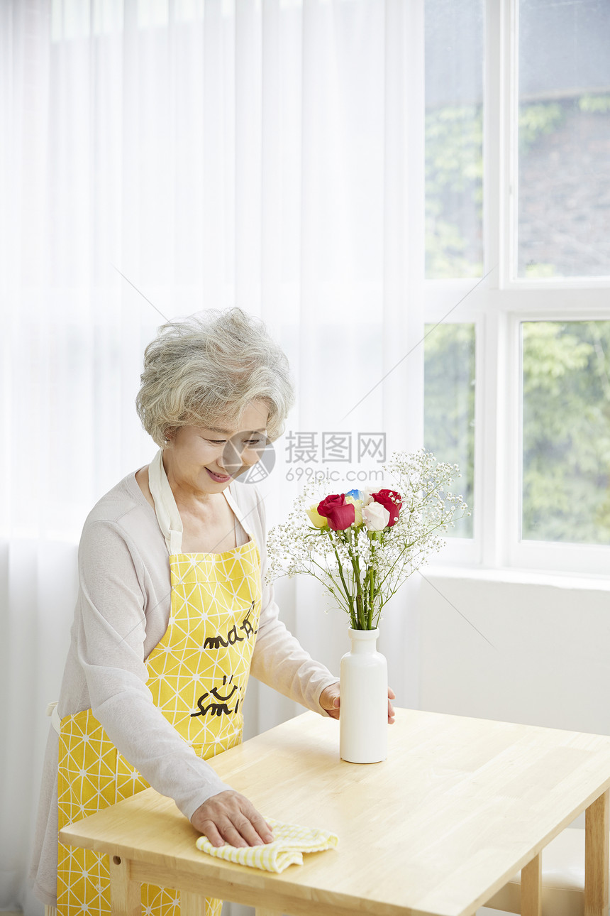 分庭律师打扫窗帘生活女人老人韩国人图片
