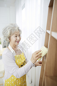 书架擦抒情诗生活女人老人韩国人图片
