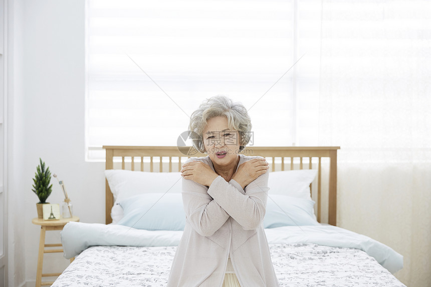 住房床迷笛生活女人老人韩国人图片