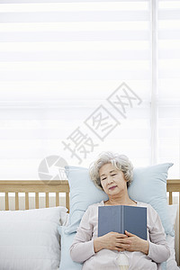 特写镜头枕头书生活女人老人韩国人图片
