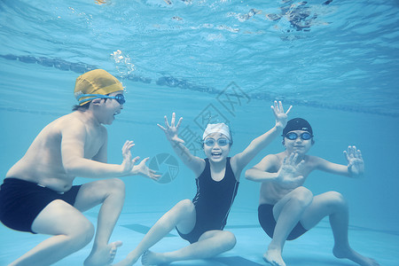 快乐亚洲人天孩子们喜欢游泳图片