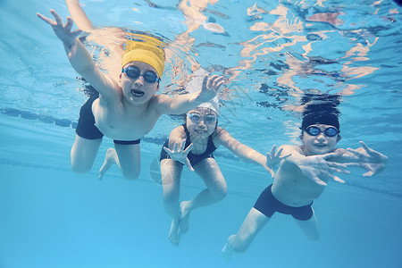 潜水拍摄教室高兴跳到下面孩子们喜欢游泳背景