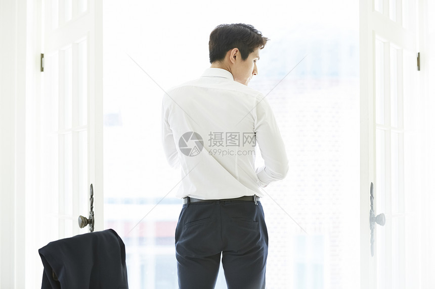 医美早晨年轻男商人礼服图片