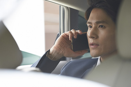 韩国帅哥玄彬车上接听电话的商务男性背景