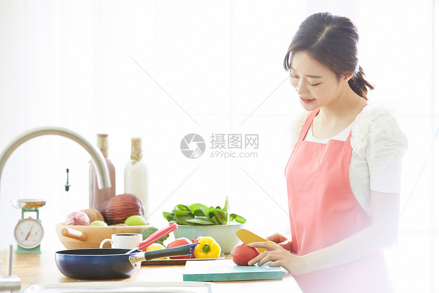 厨房里切蔬菜的女性图片