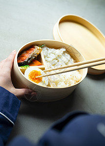 用餐的女性特写图片