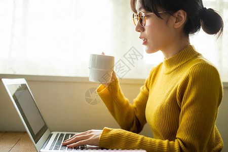 居家办公的女性形象图片