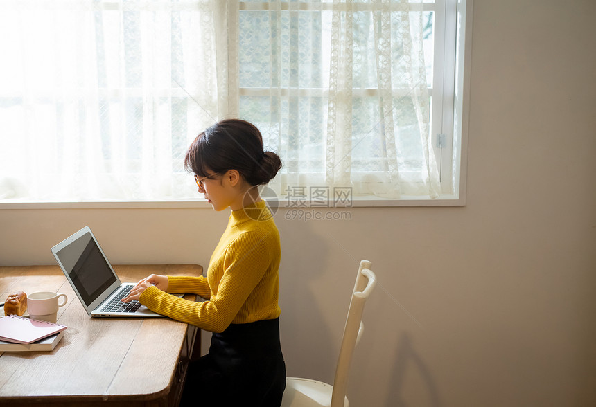 居家办公的年轻女性图片