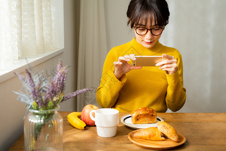 拍美食照片的宅女背景图片