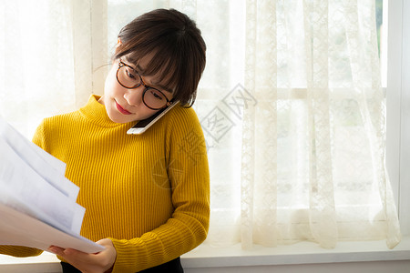 居家办公打电话的年轻女性图片