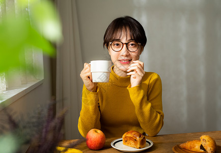 居家休闲的女生在精致的吃早餐图片