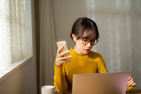 居家工作休闲的女生图片