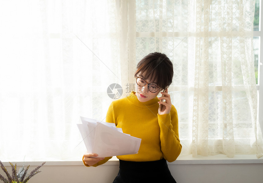 居家休闲打电话的女性图片