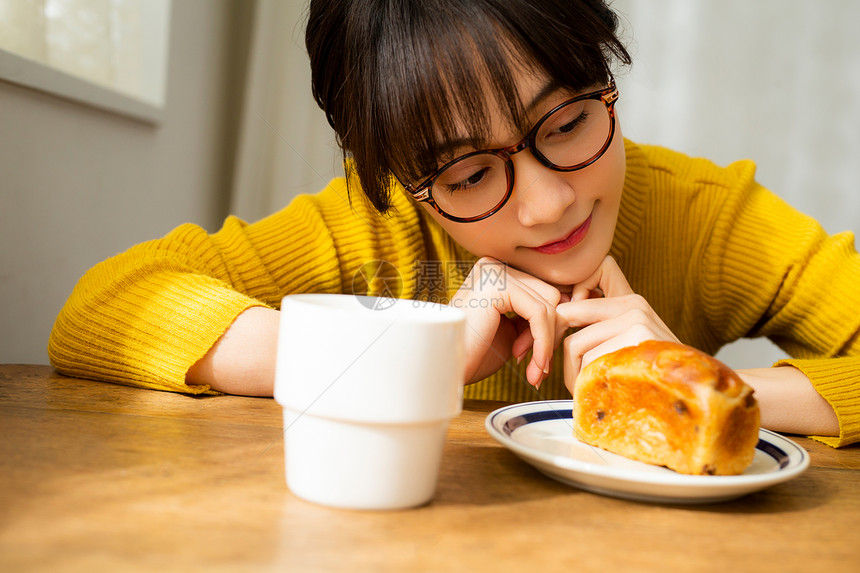 眼镜女孩早晨吃面包牛奶图片