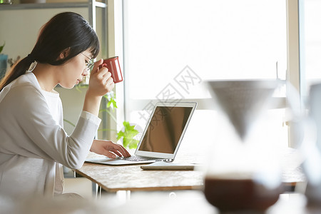 居家办公的女性图片