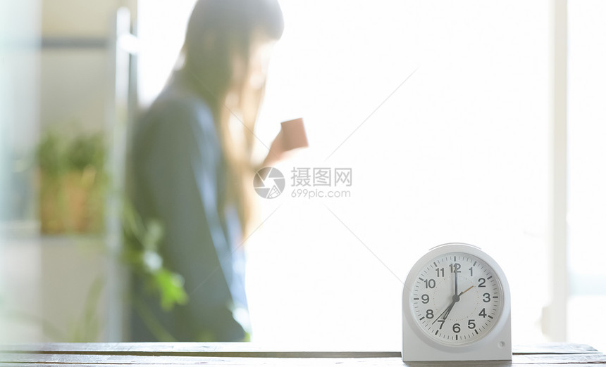 早起喝茶的女性图片