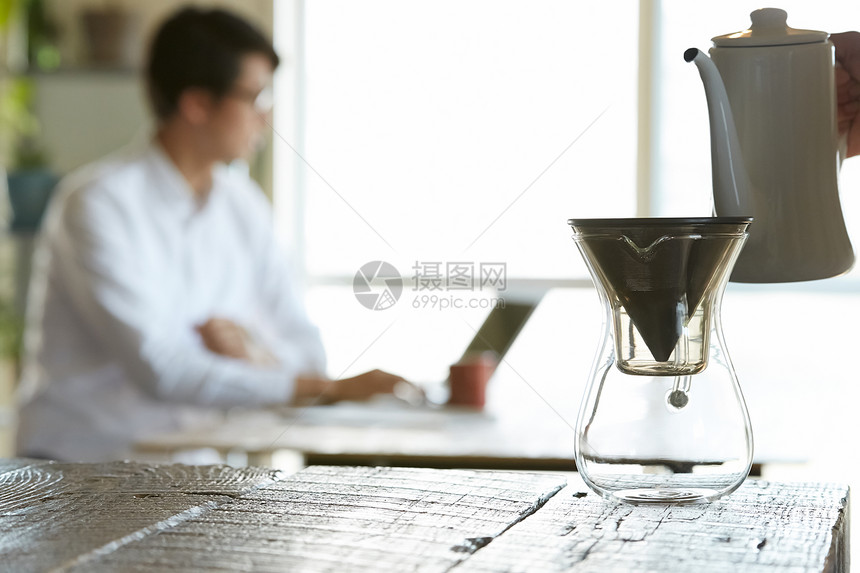 用电脑的男子泡咖啡的时光图片