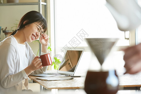 室内夫妻的泡咖啡生活方式图片