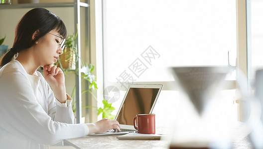 女人看着电脑沉思图片