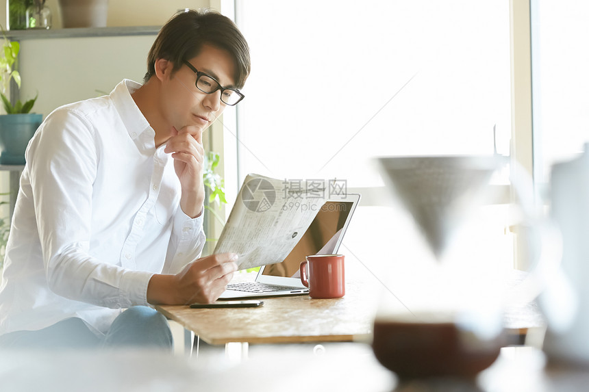 男子在家里看报纸图片