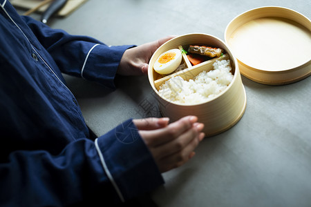 女子准备午餐便当图片