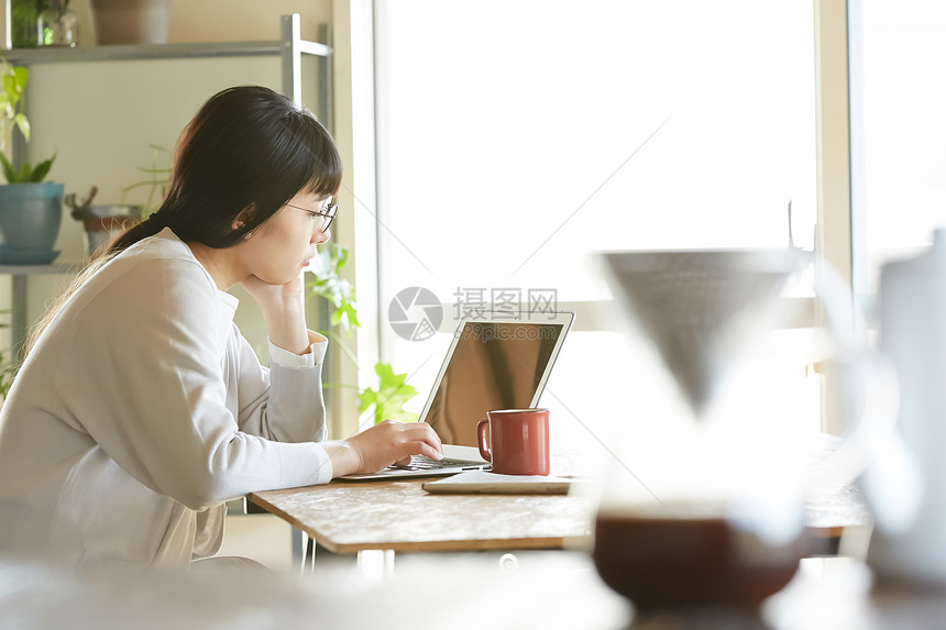 白天用笔记本电脑的女人图片