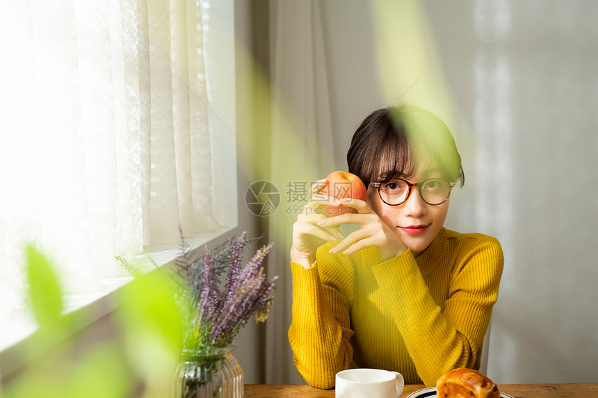 房间戴眼镜的女人生活用餐图片