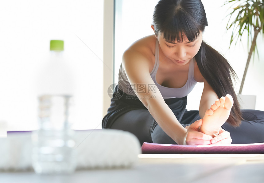 室内伸展运动的女人图片