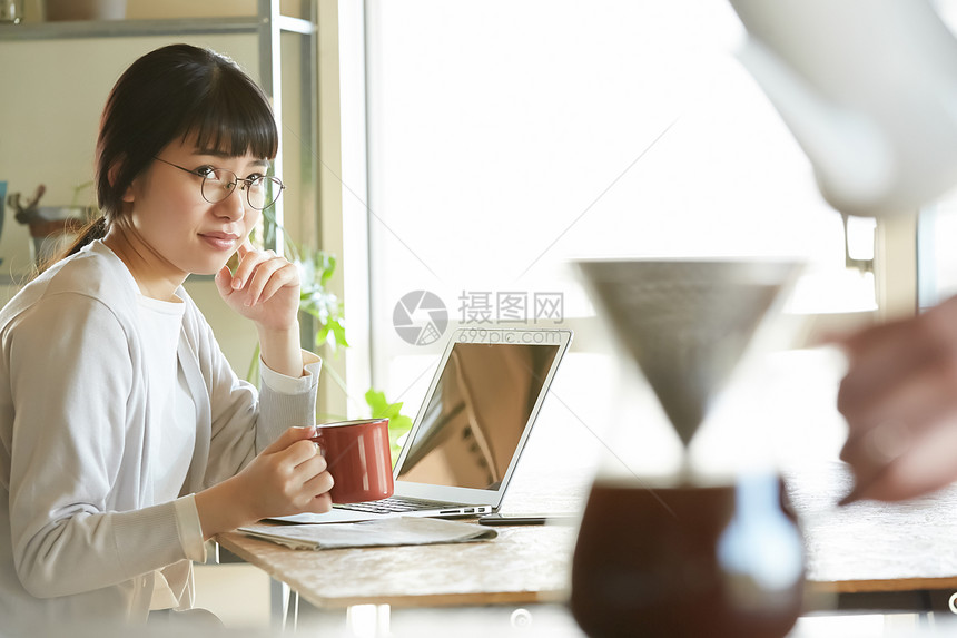 白天用笔记本电脑喝咖啡的女人图片
