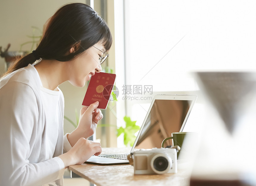 女人做旅游的准备图片