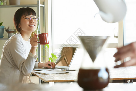 女人在家用电脑喝咖啡图片