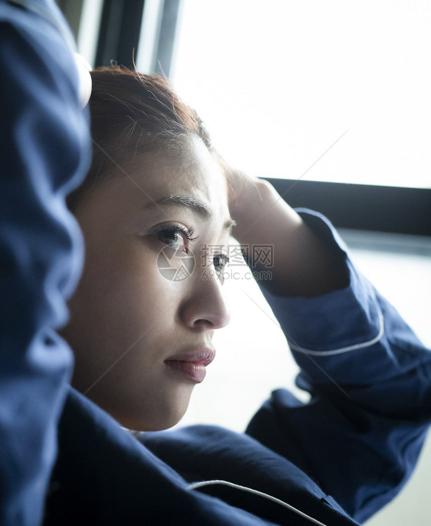 在床上独自的女孩图片