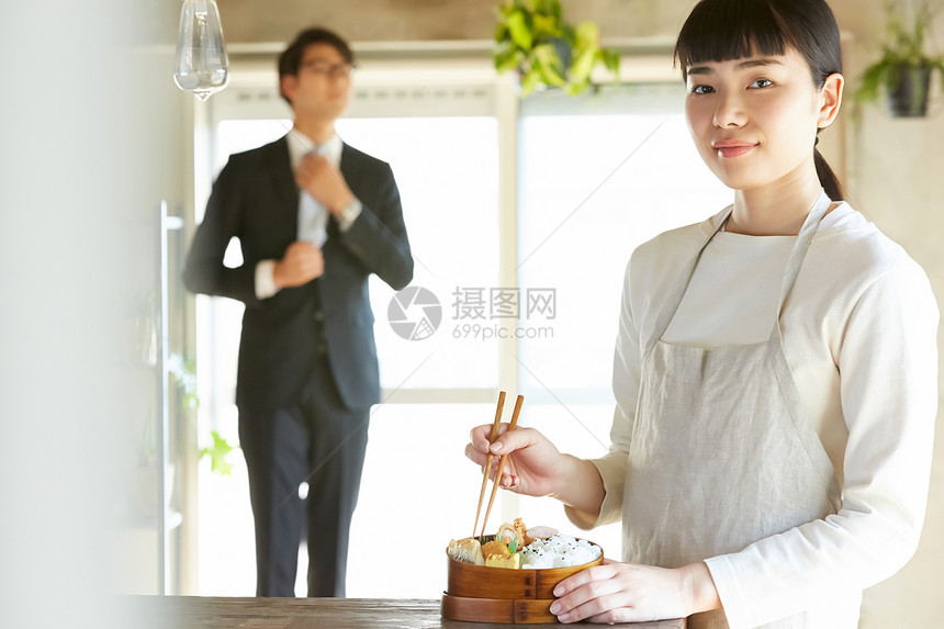 自制午餐的年轻女人图片