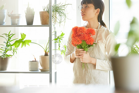 手拿鲜花的年轻女孩图片