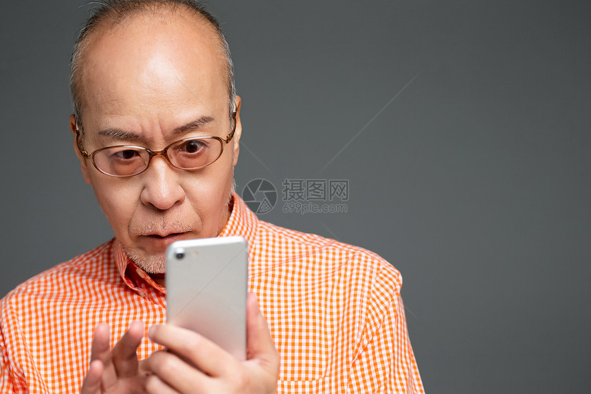 老年男人看智能手机图片