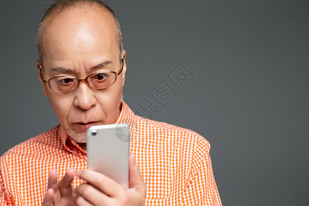 老年男人看智能手机图片