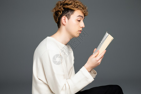 阅读书籍的年轻男孩图片