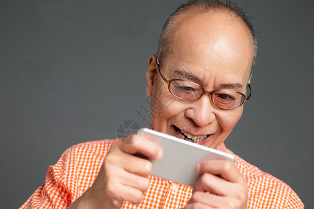 学习智能手机的老年人图片