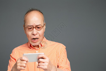 老年人开心的玩手机背景图片